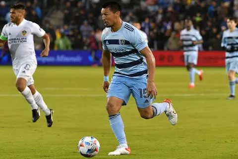 Roger Espinoza renueva con Sporting Kansas City de la MLS