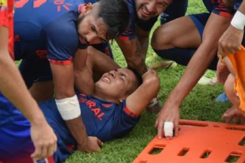 Jugador de Municipal sufre escalofriante lesión