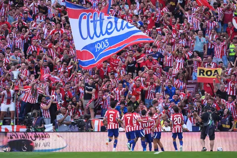 Atlético de Madrid venció 2-1 al Real Madrid y logró un récord de asistencia en el derbi