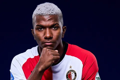 El problema que complica la situación de Jeyland Mitchell en Feyenoord
