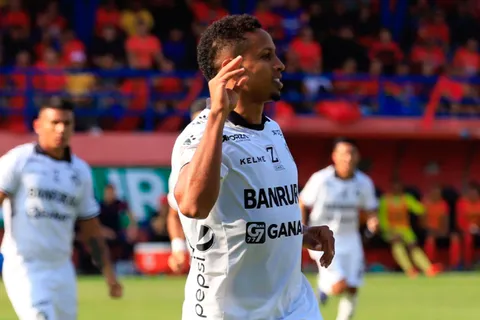 Comunicaciones venció 2-0 a Municipal en el Clásico 327 de Guatemala