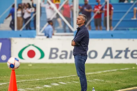 Pablo Lavallén podría irse de Olimpia tras la derrota ante Motagua