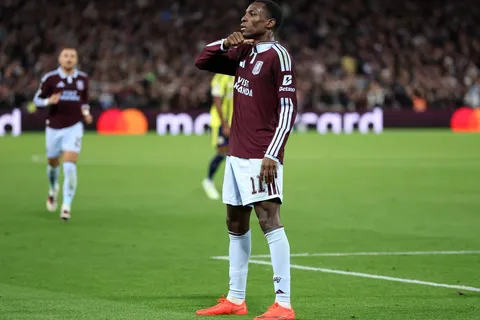 Nicolás Jackson celebra un gol con Aston Villa.