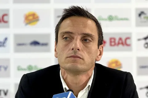 Sergio Gila queda expuesto.