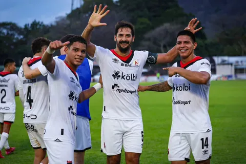 Alajuelense es beneficiado por un error arbitral.