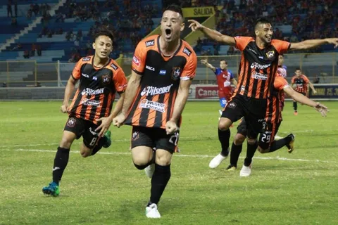 Este horrendo gol definió el clásico en el Cuscatlán