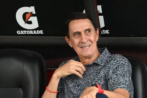 Guimaraes sigue el pedido de la afición.
