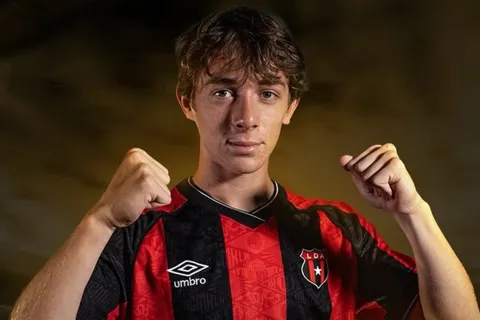 ¿Quién es y cómo juega Charles Forstner, la joya con pasaporte alemán que debutó en Alajuelense?