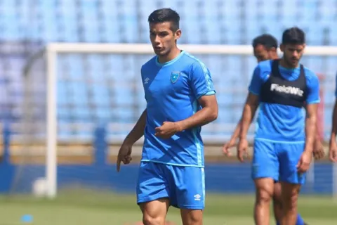 “Chucho” López destaca en la alineación de Guatemala ante Honduras