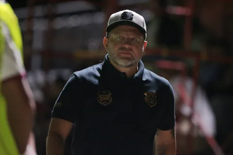 Jafet Soto muy molesto por como perjudicaron a Herediano. (Foto: La Nación)
