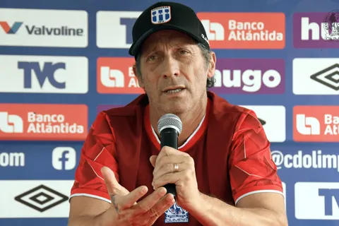 Pedro Troglio tras derrota de Olimpia ante Motagua: "Hay que aguantársela, esto no termina hoy"
