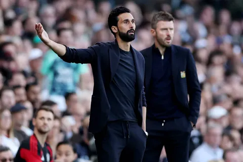 La FA acusa a Álvaro Arbeloa de mala conducta por afirmar que no dejarían perder al Manchester United