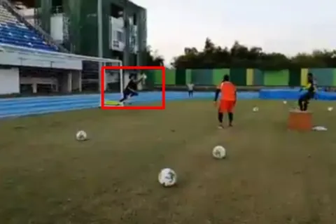 Ricardo Jerez impresionó con esta gran atajada en un entrenamiento
