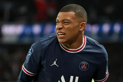 Kylian Mbappé es duda para enfrentar al Real Madrid tras recibir un golpe entrenando con PSG