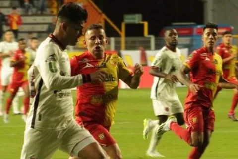 Herediano y Alajuelense empataron en un partidazo por la ida de las semifinales