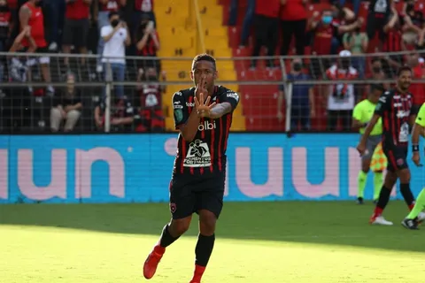 Gabriel Torres coloca a Alajuelense en la final del fútbol tico [VIDEO]