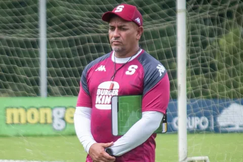La peor cara de José Giacone que sorprende a sus jugadores en Saprissa