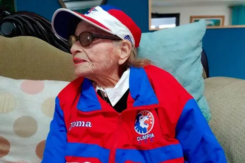 Emotivo: la hondureña de 104 años que vivió todos los títulos del Olimpia