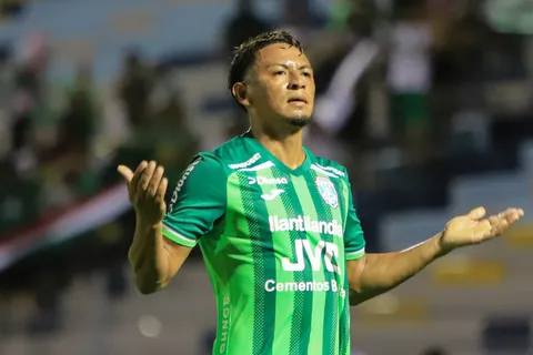 Rodeado de figuras, Alexy Vega integra un equipo de élite en Latinoamérica y comienza a ser seguido de cerca