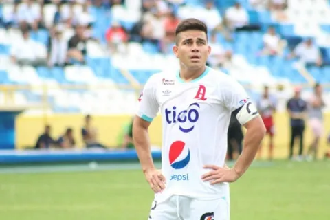 Es real: otro grande de El Salvador quiere a Fito Zelaya