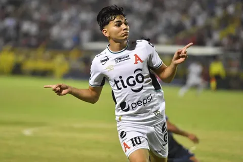 ¿Regresará a Alajuelense? El futuro de Leo Menjívar podría dar un giro inesperado tras no ser campeón en el Apertura 2025 de El Salvador