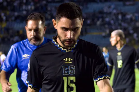 Alex Roldán fue pitado por todo el Estadio Doroteo Guamuch Flores durante el partido entre Guatemala y El Salvador
