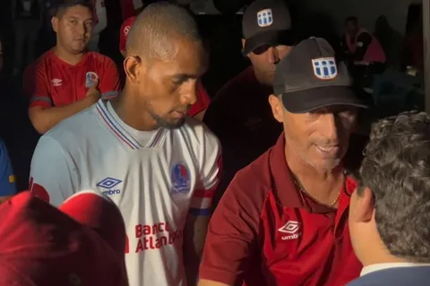Pedro Troglio muy molesto por la decisión de darle ganado el partido a Lobos. (Foto: Mi Pasión HN)