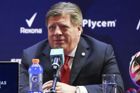 Miguel Herrera recibe una mala noticia. (Foto: Getty Images)