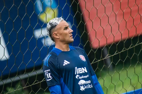 “Se hacía el lesionado”: Keylor Navas suma críticas feroces por volver a La Sele