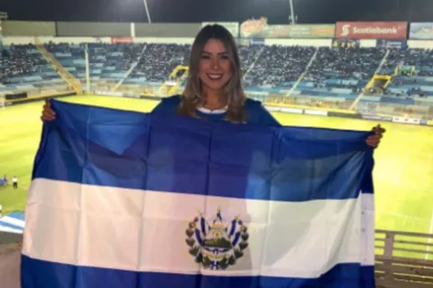 La diputada futbolera estuvo en el Cuscatlán