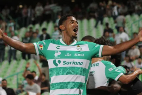 "El seguimiento del troncazazo": la humillación a Choco Lozano en México que indigna a Honduras