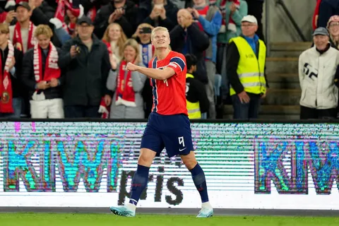 Haaland sacude a Dinamarca con un gol y Noruega gana 2-1 al descanso