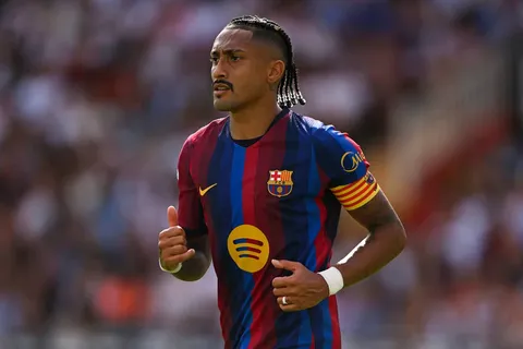 Manchester United aparece interesado en Raphinha, pero Barcelona ya acordó renovarlo hasta 2030