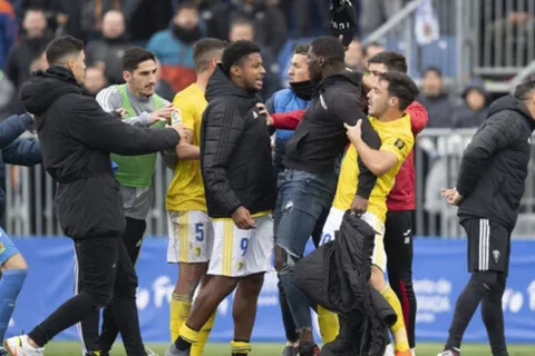 Cádiz perdió y el 'Choco' Lozano acumuló 7 partidos sin hacer gol