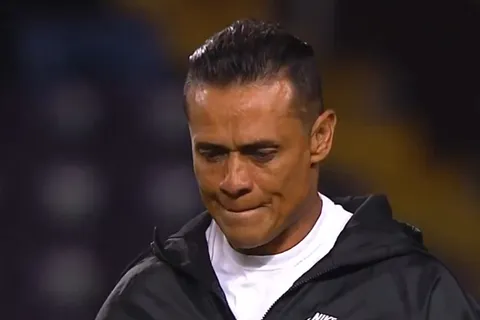 Centeno muy molesto por el arbitraje.