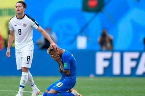 Bryan Oviedo saldría de la Tercera División inglesa a la Champions