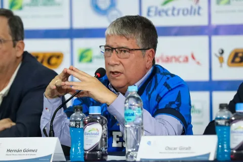 Bolillo Gómez en conferencia de prensa.