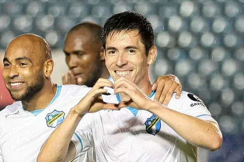 Marco Bueno se estrenó como goleador en Comunicaciones y son líderes en Guatemala [VIDEO]