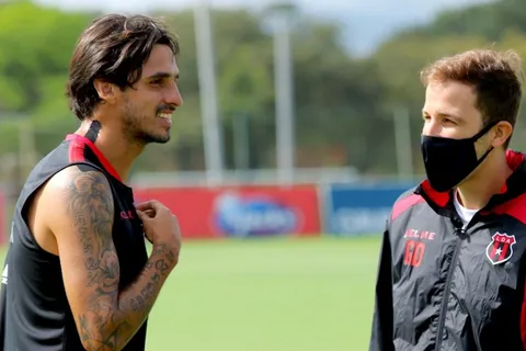 Bryan Ruiz enciende las alarmas en Alajuelense: "Me queda un mes y medio aquí"