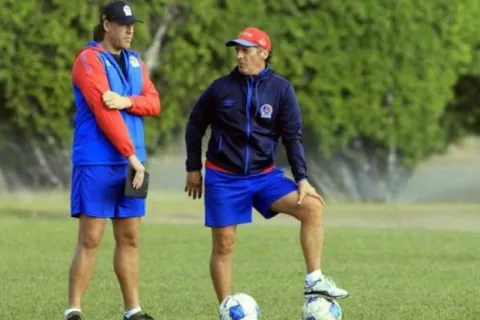 Pedro Troglio: "A mí no me defienden ni los hinchas ni lo dirigentes, son los jugadores"