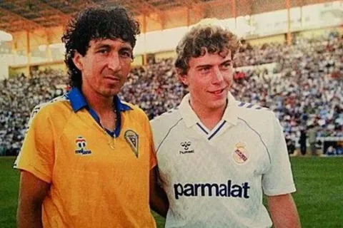 Histórico entrenador argentino se rinde ante los pies del Mágico: "Es de los sobresalientes en la historia del fútbol"