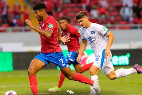 Costa Rica se lo da vuelta a El Salvador y consigue la victoria por 2-1 [VIDEO]
