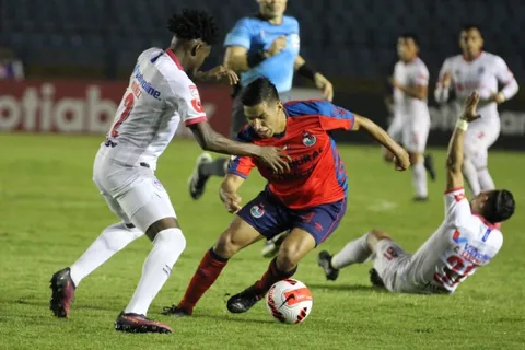 Liga Concacaf: Municipal y Olimpia empatan en un juego que estuvo al rojo vivo
