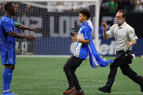 Maynor Figueroa salvó a un infiltrado de la seguridad del estadio [VIDEO]