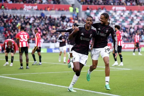 Liverpool remontó 2-1 ante Brentford con goles de Víctor Muñoz e Isak en la Premier League