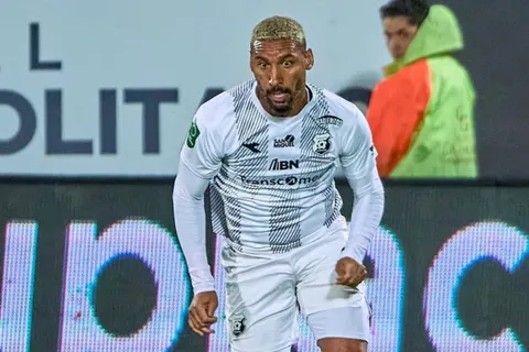 Marcel Hernández sumergido en otro problema.