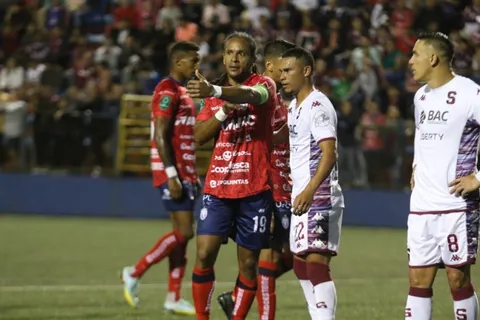Saprissa pifia ante San Carlos y deja a Alajuelense solo en el liderato