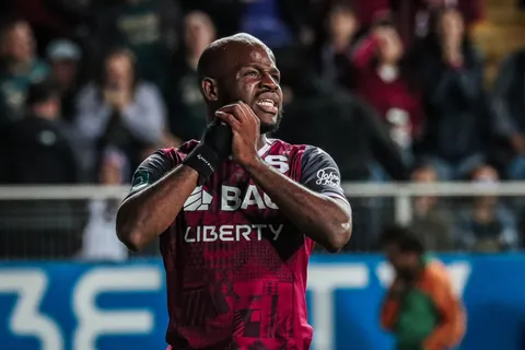 Sorpresa en Saprissa: Javon East se pone la camiseta morada en Europa