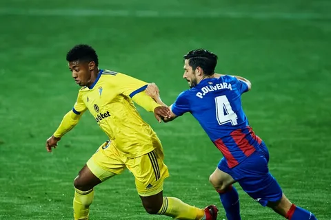 Oficial: Choco Lozano supera el COVID-19 y regresará al Cádiz