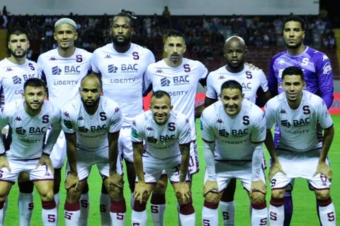 Figura de Saprissa sale al rescate de un compañero en una situación difícil